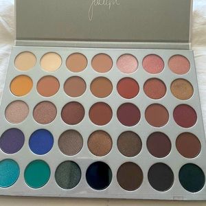Morphe x Jaclyn  Hill Eyeshadow Palette.